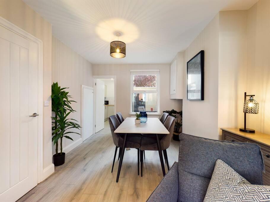 בלפסט It'S Broadway Baby! Great House Close To City Centre מראה חיצוני תמונה